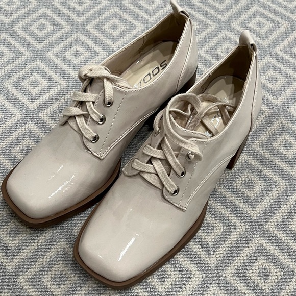 Shoes - Soda ecru patent leather tie shoes size 7
